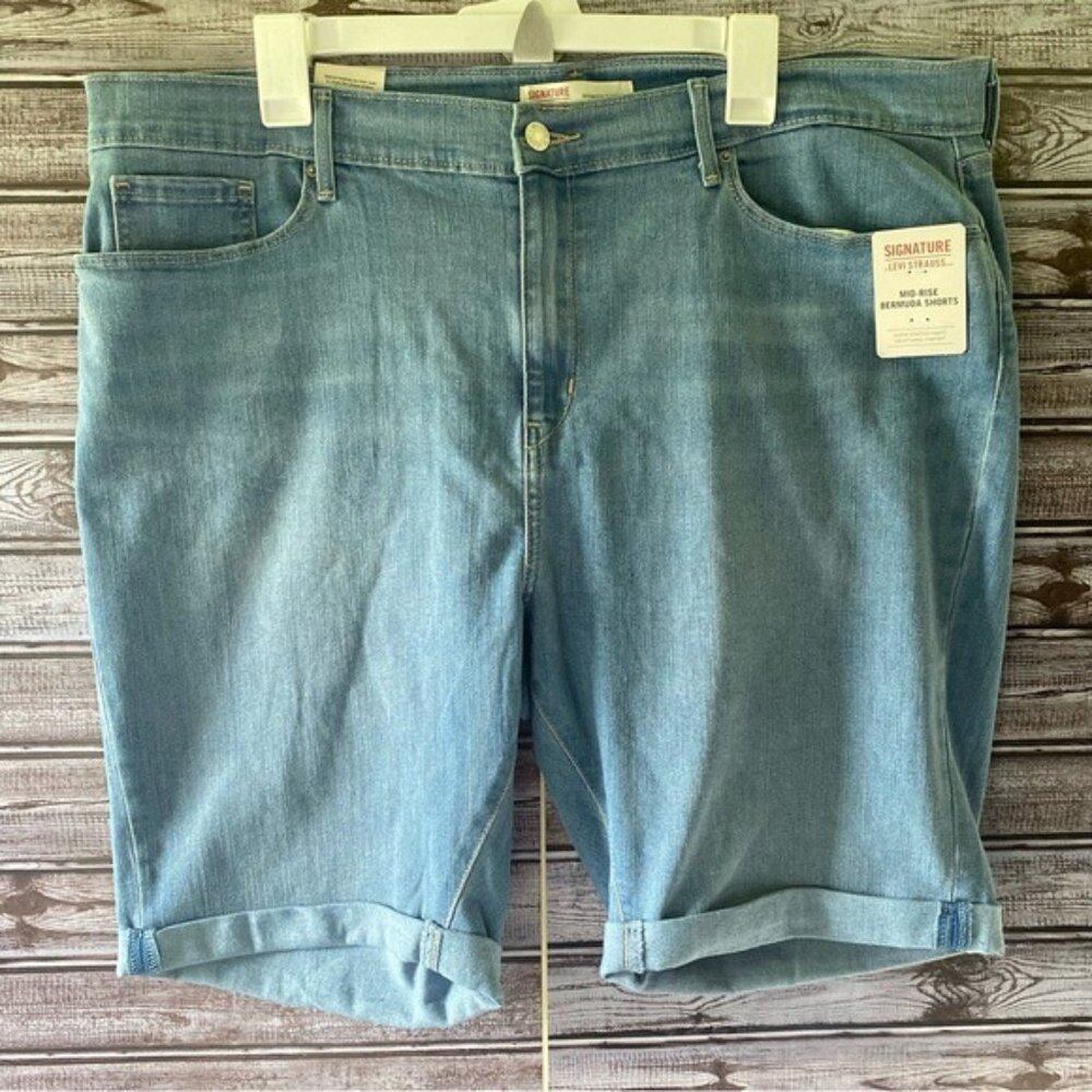 NWT Signature by Levi Strauss Women's Mid-Rise Bermuda Jean‎ Shorts Size 22
